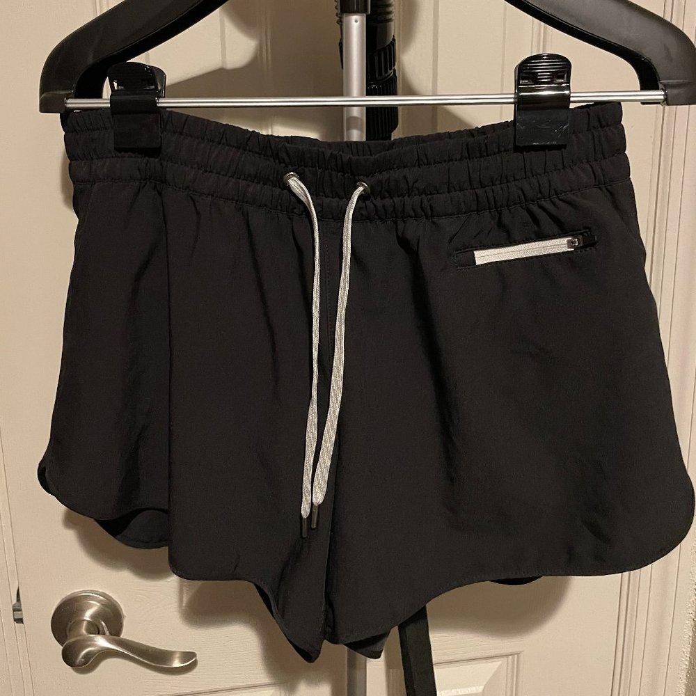 Vuori Clementine 2.0 shorts with 4" inseam in black